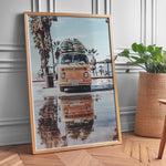 Load image into Gallery viewer, Plakat med Volkswagen surf van | Sommer og Strand Plakater | Denne plakat viser en orange Volkswagen van med surfbrætter på taget, parkeret på en våd overflade med refleksion af vanen i vandet. Perfekt til eventyrlystne sjæle og strandelskere.

