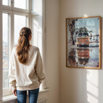 Load image into Gallery viewer, Plakat med Volkswagen surf van | Sommer og Strand Plakater | Denne plakat viser en orange Volkswagen van med surfbrætter på taget, parkeret på en våd overflade med refleksion af vanen i vandet. Perfekt til eventyrlystne sjæle og strandelskere.
