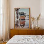 Load image into Gallery viewer, Plakat med Volkswagen surf van | Sommer og Strand Plakater | Denne plakat viser en orange Volkswagen van med surfbrætter på taget, parkeret på en våd overflade med refleksion af vanen i vandet. Perfekt til eventyrlystne sjæle og strandelskere.
