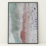 Load image into Gallery viewer, Plakat med strandscene | Sommer og Strand Plakater | Denne plakat viser et luftfoto af en strand med folk, der nyder vandet og sandet. Perfekt til dem, der elsker strandliv.
