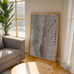 Load image into Gallery viewer, Plakat med strandscene | Sommer og Strand Plakater | Denne plakat viser et luftfoto af en strand med folk, der nyder vandet og sandet. Perfekt til dem, der elsker strandliv.
