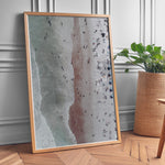Load image into Gallery viewer, Plakat med strandscene | Sommer og Strand Plakater | Denne plakat viser et luftfoto af en strand med folk, der nyder vandet og sandet. Perfekt til dem, der elsker strandliv.
