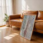 Load image into Gallery viewer, Plakat med strandscene | Sommer og Strand Plakater | Denne plakat viser et luftfoto af en strand med folk, der nyder vandet og sandet. Perfekt til dem, der elsker strandliv.
