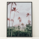 Load image into Gallery viewer, Plakat med tropisk landskab | Sommer og Strand Plakater | Denne plakat viser en tropisk scene med høje palmer, grønne bakker og en overskyet himmel. Perfekt til dem, der elsker naturlig skønhed.
