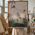 Load image into Gallery viewer, Plakat med tropisk landskab | Sommer og Strand Plakater | Denne plakat viser en tropisk scene med høje palmer, grønne bakker og en overskyet himmel. Perfekt til dem, der elsker naturlig skønhed.
