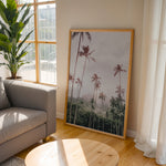 Load image into Gallery viewer, Plakat med tropisk landskab | Sommer og Strand Plakater | Denne plakat viser en tropisk scene med høje palmer, grønne bakker og en overskyet himmel. Perfekt til dem, der elsker naturlig skønhed.
