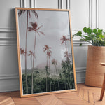 Load image into Gallery viewer, Plakat med tropisk landskab | Sommer og Strand Plakater | Denne plakat viser en tropisk scene med høje palmer, grønne bakker og en overskyet himmel. Perfekt til dem, der elsker naturlig skønhed.
