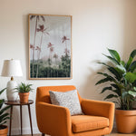 Load image into Gallery viewer, Plakat med tropisk landskab | Sommer og Strand Plakater | Denne plakat viser en tropisk scene med høje palmer, grønne bakker og en overskyet himmel. Perfekt til dem, der elsker naturlig skønhed.
