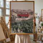 Load image into Gallery viewer, Plakat med vintage van i klitterne | Sommer og Strand Plakater | Denne plakat viser en rød vintage van parkeret på en sandsti omgivet af klitter og vegetation. Perfekt til nostalgikere og eventyrere.
