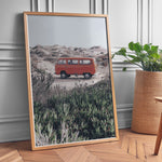 Load image into Gallery viewer, Plakat med vintage van i klitterne | Sommer og Strand Plakater | Denne plakat viser en rød vintage van parkeret på en sandsti omgivet af klitter og vegetation. Perfekt til nostalgikere og eventyrere.
