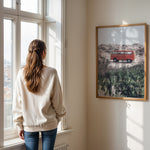 Load image into Gallery viewer, Plakat med vintage van i klitterne | Sommer og Strand Plakater | Denne plakat viser en rød vintage van parkeret på en sandsti omgivet af klitter og vegetation. Perfekt til nostalgikere og eventyrere.
