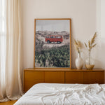 Load image into Gallery viewer, Plakat med vintage van i klitterne | Sommer og Strand Plakater | Denne plakat viser en rød vintage van parkeret på en sandsti omgivet af klitter og vegetation. Perfekt til nostalgikere og eventyrere.
