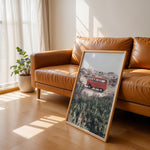 Load image into Gallery viewer, Plakat med vintage van i klitterne | Sommer og Strand Plakater | Denne plakat viser en rød vintage van parkeret på en sandsti omgivet af klitter og vegetation. Perfekt til nostalgikere og eventyrere.
