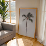Load image into Gallery viewer, Plakat med palmetræ | Sommer og Strand Plakater | Denne plakat viser et højt palmetræ med en krone af grønne blade mod en klar, lys himmel. Perfekt til dem, der elsker tropiske vibes.
