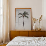 Load image into Gallery viewer, Plakat med palmetræ | Sommer og Strand Plakater | Denne plakat viser et højt palmetræ med en krone af grønne blade mod en klar, lys himmel. Perfekt til dem, der elsker tropiske vibes.

