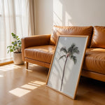 Load image into Gallery viewer, Plakat med palmetræ | Sommer og Strand Plakater | Denne plakat viser et højt palmetræ med en krone af grønne blade mod en klar, lys himmel. Perfekt til dem, der elsker tropiske vibes.
