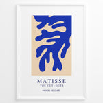 Load image into Gallery viewer, Matisse Cut-Outs Plakat | Kunstplakat med blå organiske former på beige baggrund
