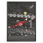 Load image into Gallery viewer, Alejandro Garnacho fodbold plakat med spektakulært saksespark i Manchester United rød trøje på mørk stadionbaggrund.
