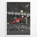 Load image into Gallery viewer, Alejandro Garnacho fodbold plakat med spektakulært saksespark i Manchester United rød trøje på mørk stadionbaggrund.
