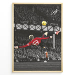 Load image into Gallery viewer, Alejandro Garnacho fodbold plakat med spektakulært saksespark i Manchester United rød trøje på mørk stadionbaggrund.
