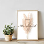 Load image into Gallery viewer, End With Alhamdulillah plakat på væg | Pampas græs design i hvid og beige | Elegant vægdekoration | Perfekt til kombination med andre plakater | Skaber et roligt og stilfuldt hjem

