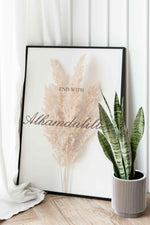 Load image into Gallery viewer, End With Alhamdulillah plakat på væg | Pampas græs design i hvid og beige | Elegant vægdekoration | Perfekt til kombination med andre plakater | Skaber et roligt og stilfuldt hjem
