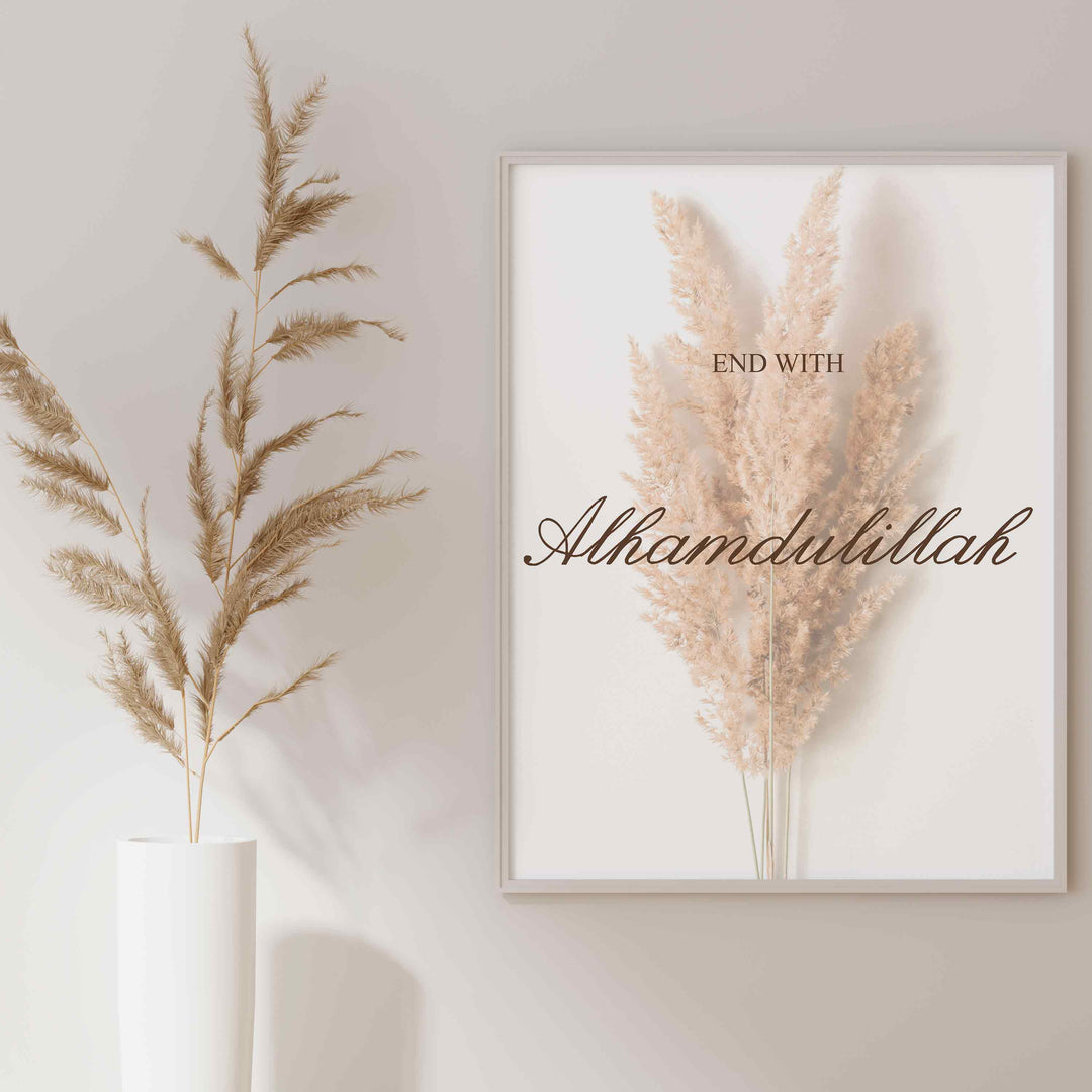 End With Alhamdulillah plakat på væg | Pampas græs design i hvid og beige | Elegant vægdekoration | Perfekt til kombination med andre plakater | Skaber et roligt og stilfuldt hjem