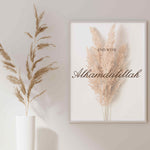 Load image into Gallery viewer, End With Alhamdulillah plakat på væg | Pampas græs design i hvid og beige | Elegant vægdekoration | Perfekt til kombination med andre plakater | Skaber et roligt og stilfuldt hjem
