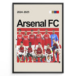Load image into Gallery viewer, Holdfoto | Arsenal FC fodboldplakat 2024-2025 med holdopstilling i rød og hvid trøje – perfekt gave til enhver Arsenal-fan.
