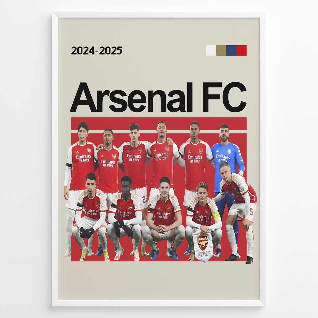 Holdfoto | Arsenal FC fodboldplakat 2024-2025 med holdopstilling i rød og hvid trøje – perfekt gave til enhver Arsenal-fan.