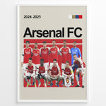 Load image into Gallery viewer, Holdfoto | Arsenal FC fodboldplakat 2024-2025 med holdopstilling i rød og hvid trøje – perfekt gave til enhver Arsenal-fan.
