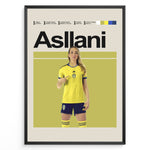 Load image into Gallery viewer, Kosovare Asllani plakat | Svensk landsholdstrøje i gult og blåt med stærk attitude og præstationer – perfekt til fans af kvindefodbold og Sverige
