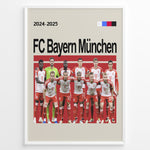 Load image into Gallery viewer, Holdfoto | FC Bayern München fodboldplakat 2024-2025 med hele truppen i hvid-røde trøjer – et stilrent valg til væggen hos enhver Bayern-fan.
