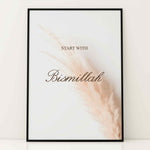 Load image into Gallery viewer, Start with BismAllah plakat på væg | Islamisk plakat med hvidt og beige design | Elegant og enkel vægdekoration | Perfekt til moderne indretning
