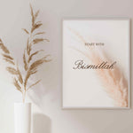 Load image into Gallery viewer, Start with BismAllah plakat på væg | Islamisk plakat med hvidt og beige design | Elegant og enkel vægdekoration | Perfekt til moderne indretning
