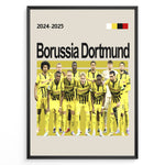 Load image into Gallery viewer, Holdfoto | Borussia Dortmund fodboldplakat 2024-2025 med hele holdet i gul-sort hjemmebanesæt – ikonisk look til fans af den tyske traditionsklub.
