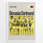 Load image into Gallery viewer, Holdfoto | Borussia Dortmund fodboldplakat 2024-2025 med hele holdet i gul-sort hjemmebanesæt – ikonisk look til fans af den tyske traditionsklub.
