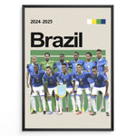 Load image into Gallery viewer, Holdfoto | Brazil fodboldplakat 2024-2025 med hele landsholdet i blå trøjer – perfekt vægkunst til fans af brasiliansk fodbold og samba-stil.
