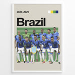 Load image into Gallery viewer, Holdfoto | Brazil fodboldplakat 2024-2025 med hele landsholdet i blå trøjer – perfekt vægkunst til fans af brasiliansk fodbold og samba-stil.
