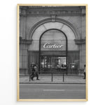 Load image into Gallery viewer, Fashion Plakat | Cartier Boutique Street View – Black &amp; White Luxury Fashion Poster Plakaty.dk | Black and white photograph of a Cartier boutique storefront with a grand arched entrance and pedestrians walking by on a city street.
