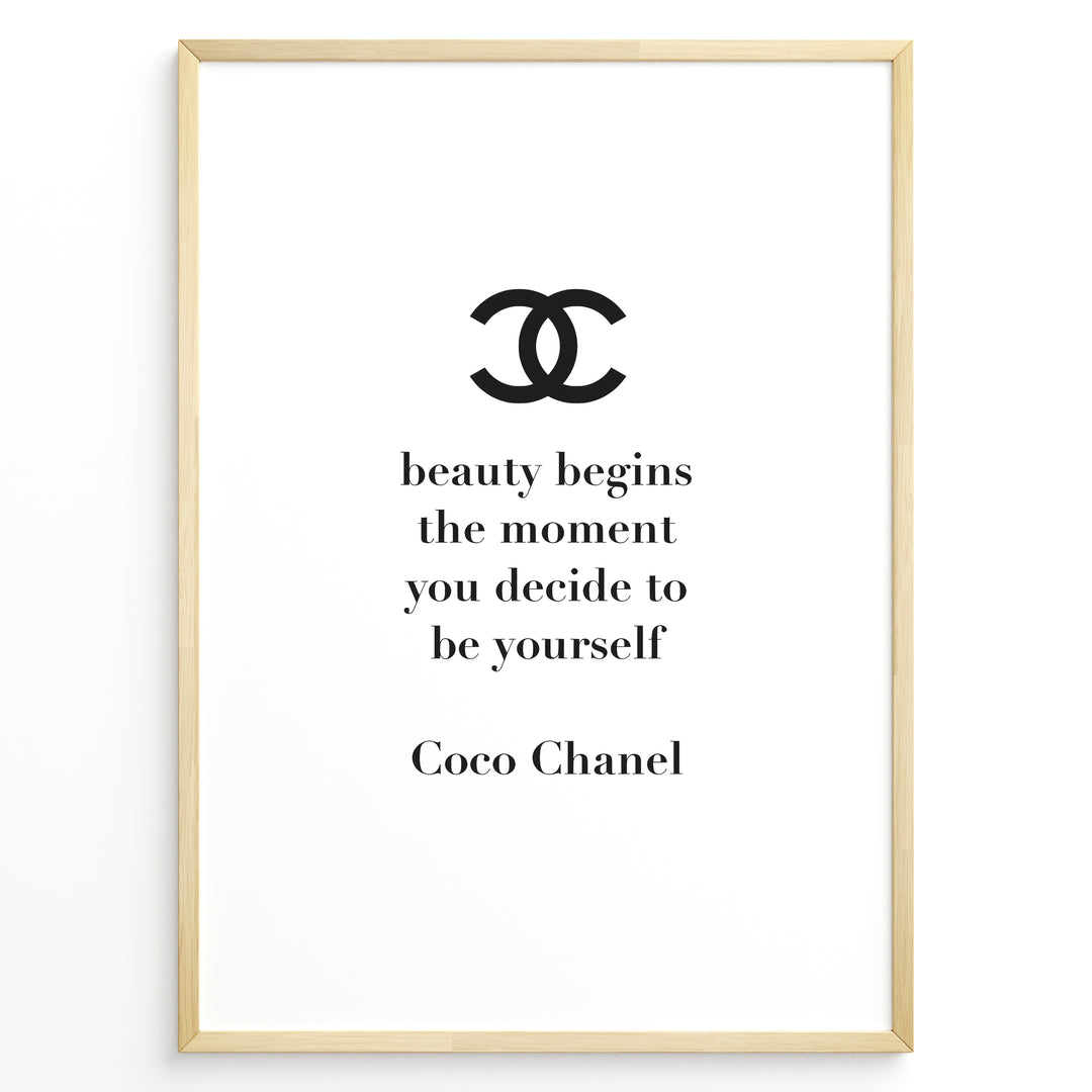 Fashion Plakat | Chanel Quote Poster – “Beauty Begins” Inspirational Wall Art Plakaty.dk | Minimalist poster with the Chanel logo and the quote “Beauty begins the moment you decide to be yourself” by Coco Chanel.