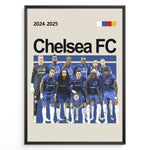 Load image into Gallery viewer, Holdfoto | Chelsea FC fodboldplakat 2024-2025 med hele truppen i blå trøjer – ideel vægdekoration til fans af Chelsea og engelsk fodbold.
