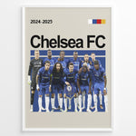 Load image into Gallery viewer, Holdfoto | Chelsea FC fodboldplakat 2024-2025 med hele truppen i blå trøjer – ideel vægdekoration til fans af Chelsea og engelsk fodbold.
