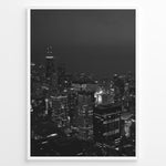 Load image into Gallery viewer, Fashion Plakat | Chicago Cityscape at Night – Black and White Urban Photography Plakaty.dk | Black and white photo of the Chicago skyline at night with illuminated skyscrapers and city lights
