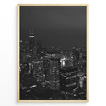 Load image into Gallery viewer, Fashion Plakat | Chicago Cityscape at Night – Black and White Urban Photography Plakaty.dk | Black and white photo of the Chicago skyline at night with illuminated skyscrapers and city lights
