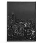 Load image into Gallery viewer, Fashion Plakat | Chicago Cityscape at Night – Black and White Urban Photography Plakaty.dk | Black and white photo of the Chicago skyline at night with illuminated skyscrapers and city lights
