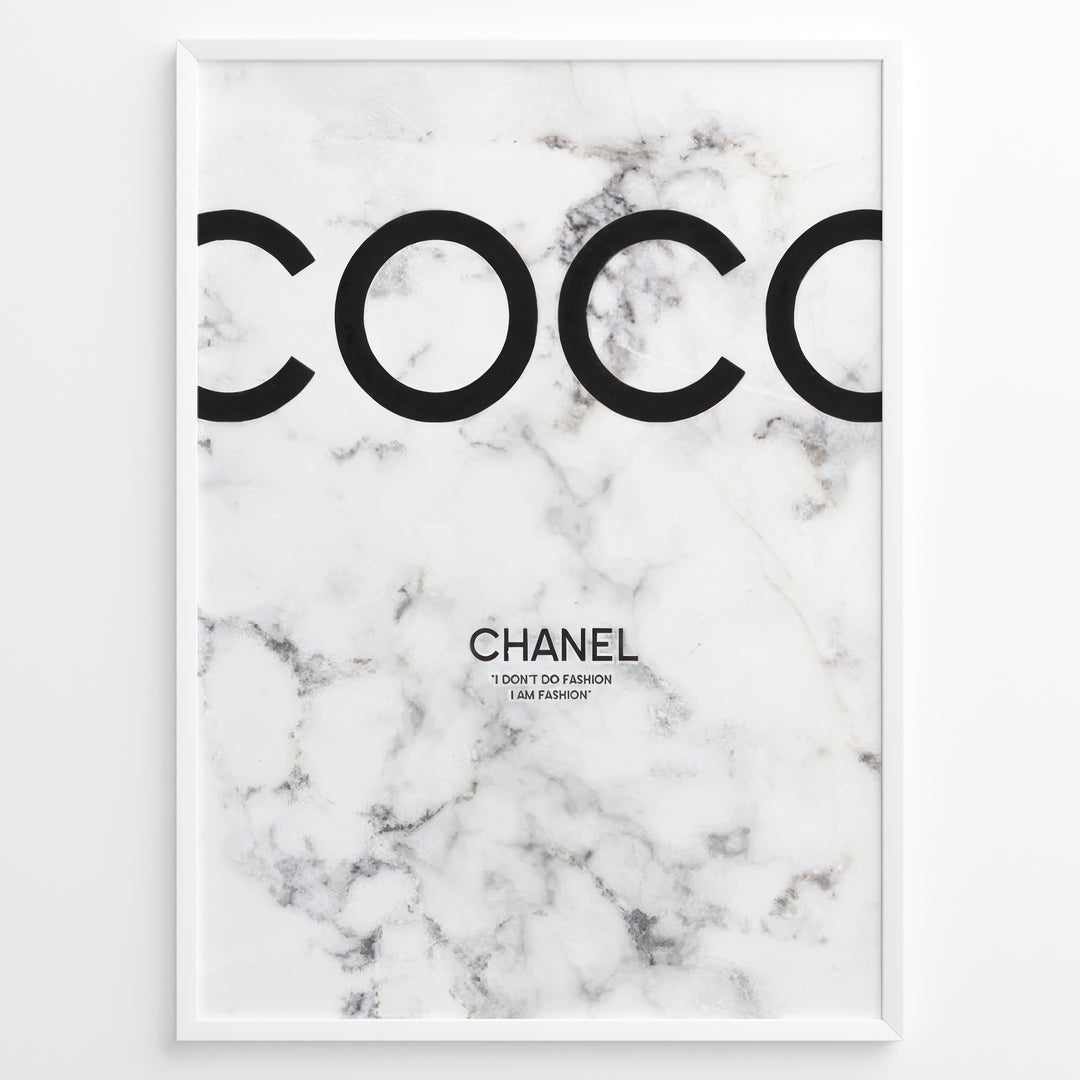 Fashion Plakat | Coco Chanel Quote Poster on Marble Background – Fashion Wall Art Plakaty.dk | Minimalist poster with large "COCO" text and a Chanel quote on a white marble background: "I don't do fashion, I am fashion."