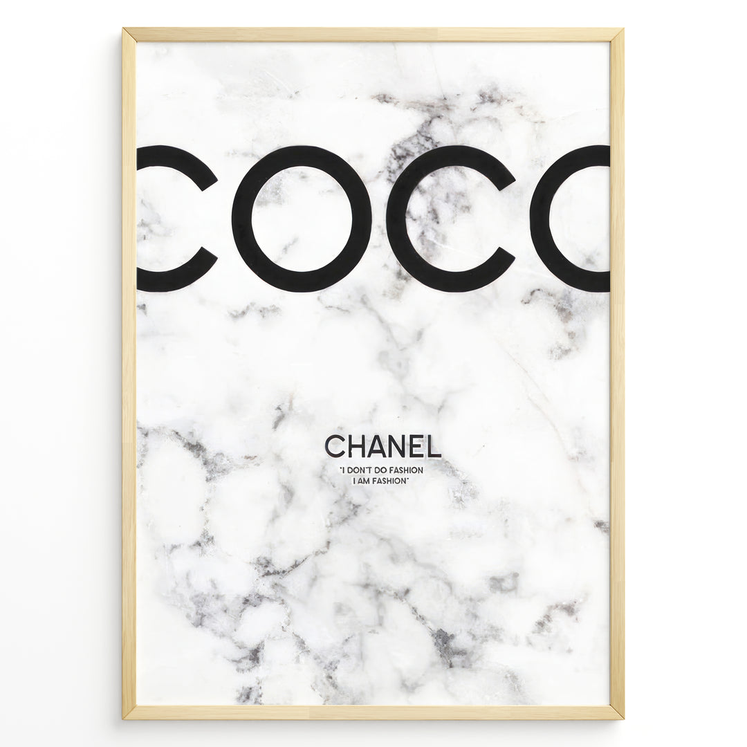 Fashion Plakat | Coco Chanel Quote Poster on Marble Background – Fashion Wall Art Plakaty.dk | Minimalist poster with large "COCO" text and a Chanel quote on a white marble background: "I don't do fashion, I am fashion."