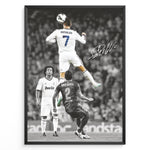 Load image into Gallery viewer, Cristiano Ronaldo fodbold plakat hvor han springer op til hovedstød i Real Madrid trøje nummer 7 mod Barcelona.
