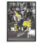 Load image into Gallery viewer, Cristiano Ronaldo fodbold plakat med ikonisk saksespark i gul trøje og dramatisk stadionbaggrund.
